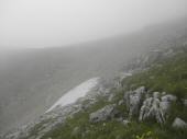  in der Ferne im Nebel das Gipfelkreuz 