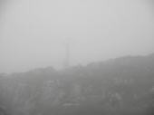  im Nebel das Gipfelkreuz 