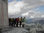  Wanderer blicken von der Erzherzog-Htte ins Tal 