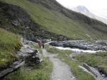  Wandergruppe beim Steg ber den Kdnitzbach 