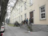 Eingang zur 1 K+L in der Dr. Theodor Krner Hauptschule 