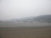  Fernblick zur im Nebel versteckten Burgruine Hohenegg 