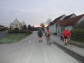  Marathonis im Morgenlicht bei der Pestkapelle 