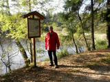  bei einer Infotafel am Herrensee 