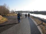 Wanderer auf der Ennshafenstrae entlang des Hafenbecken West 