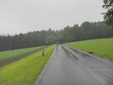  Wanderroute kurz auf der Strae im Regen 