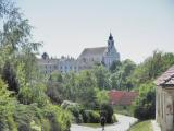 Blick zur Kamel Mater Dolorosa und zur Wallfahrtskirche in Maria Jeutendorf