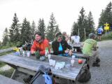 Astrid und Thom bei der Rast auf der Terasse der Vorderkaiserfeldenhtte 