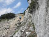  Wanderweg entlang der Felswand 