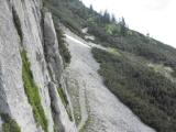 Wanderweg entlang der Felswand und weiter ber ein Gerllfeld 