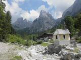 Alpenvereinshaus Hinterbrenbad mit Kapelle im Kaisertal vor "der Kleinen Halt" 