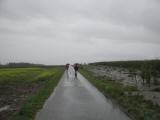  Marathonis im Regen durch die Riede Thaual 