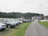  Blick entlang des Parkplatz zum Start/Ziel - Gebude 