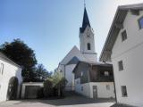 Blick auf die Pfarrkirche Sankt Johannes der Tufer in Weng 