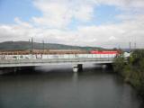 Blick von Steg auf die Erlauf flussabwrts auf die Eisenbahnbrcke 