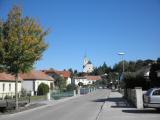 Blick entlang der Katzelsdorferstrae zur Pfarrkirche Tulbing 