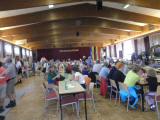 Wanderer und Besucher des Bauernmarkt in der VAZ-Halle Tulbing