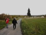  Wanderer beim kleinen Friedhof von Mittelberg 