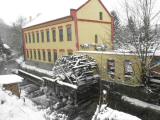 schn restauriertes Fabrikshaus, aber mit etwas ramponierten Wasserrad 