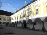 Innenhof des Schloss Tillysburg mit 36 imposanten Granitsulen 