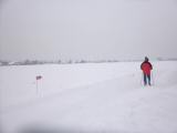  Wanderroute entlang schneebedeckter Felder 