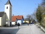  Wanderer bei der St. Eustachius Kapelle in Wolfenreith 