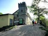 das Hllensteinhaus mit dem Julienturm (Aussichtsturm)  