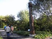 Wanderer bei der Skulptur - Lebensbaum (Pomul Vietii) 