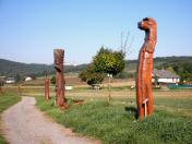 Wanderroute auf dem Skulpturenwanderweg mit der Skulptur Turul  