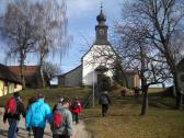 Wanderer in Piesdorf bei der kath. Filialkirche hl. Erasmus 