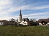  Blick zur Pfarrkirche hl. Remigius in Gampern 