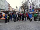  Wanderer auf dem Stadtplatz in Vcklabruck 