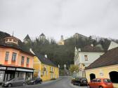 Blick zur Pfarrkirche St. Gertrud, Kalvarienberg und zur Burgruine Gars  