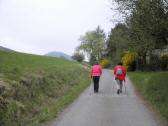  Wanderinnen auf dem Jauerlingweg bzw. Rundweg Povat 