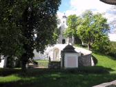 Blick zur Hauptkapelle des Kreuzwegs auf dem Kalvarienberg 