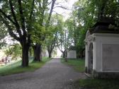 Blick zur Hauptkapelle des Kreuzwegs auf dem Kalvarienberg 