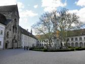 Kloster-/Stiftskirche "Unsere Liebe Frau" mit Dreifaltigkeitssule im  Stiftshof 