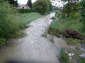 Blick von der Brcke auf die hochwasserfhrende Perschling 