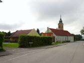 Blick zur ehemaligen Michaelskirche in Mold und zum Gebude mit der 1. K+L