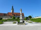  Agatha Sule auf dem Agatha Platz vor dem Friedhof 