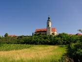 Blick zur kath. Pfarrkirche hl. Agatha auf dem Wagram 