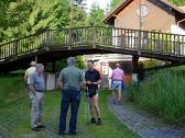  Wanderer beim Holzhackermuseum 