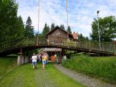  Wanderer bei der K+L - Holzhackermuseum 