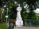  schne Skulptur bei der Mankbrcke in Gassen 