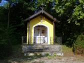  schne Hubertuskapelle am Waldrand des Grasberg 