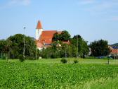 Blick zur Kath. Pfarrkirche hl. Petronilla in Kapelln an der Perschling