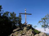  Blick zum Gipfelkreuz des kleinen Peilstein 
