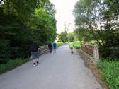 Wanderer auf der Brcke des Edelbachs bei Weinzierl 