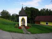  schne kleine Kapelle bei einem Gehft in Weinzierl 