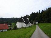 nochmals der schne Blick zur Wallfahrtskirche St. Wolfgang am Stein 